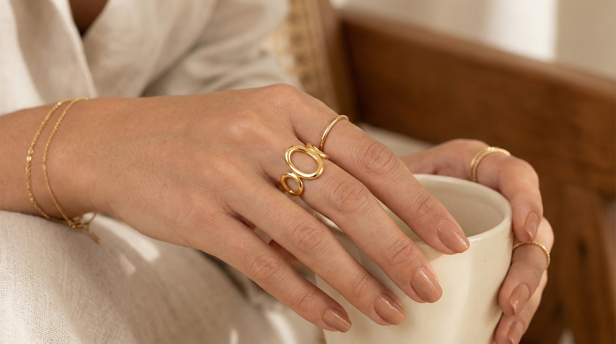 Anillos corona dorados: cómo llevarlos con estilo y qué detalles hacen que parezcan más “joya”