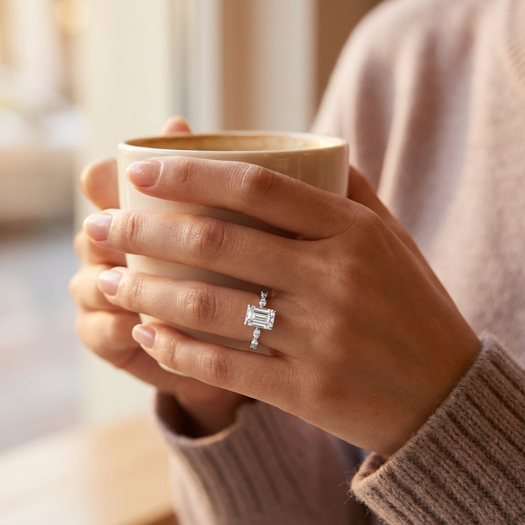 Anillo Aemilia Moissanita Esmeralda 1.0CT en mano - Joyería BRIORA