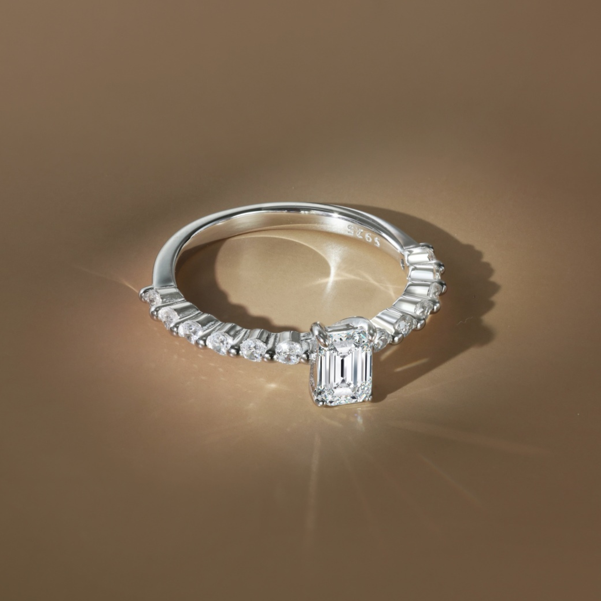 Anillo Cornelia Moissanita Esmeralda 0.6CT