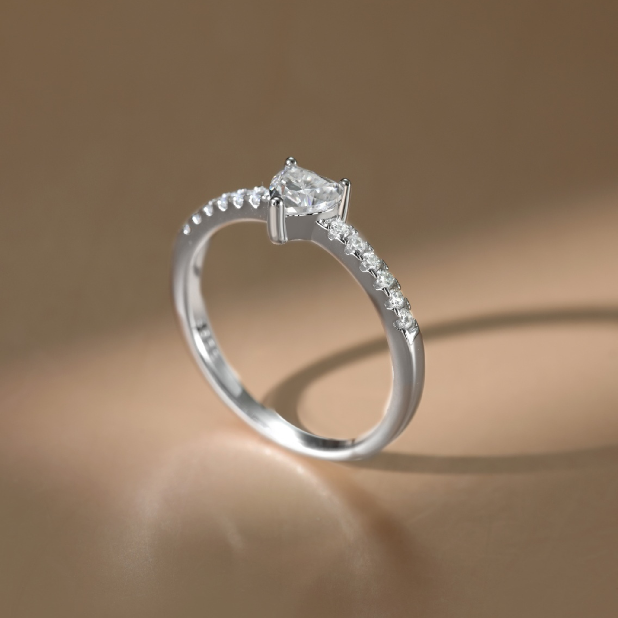 Anillo Julia Moissanita Corazón 2.0CT