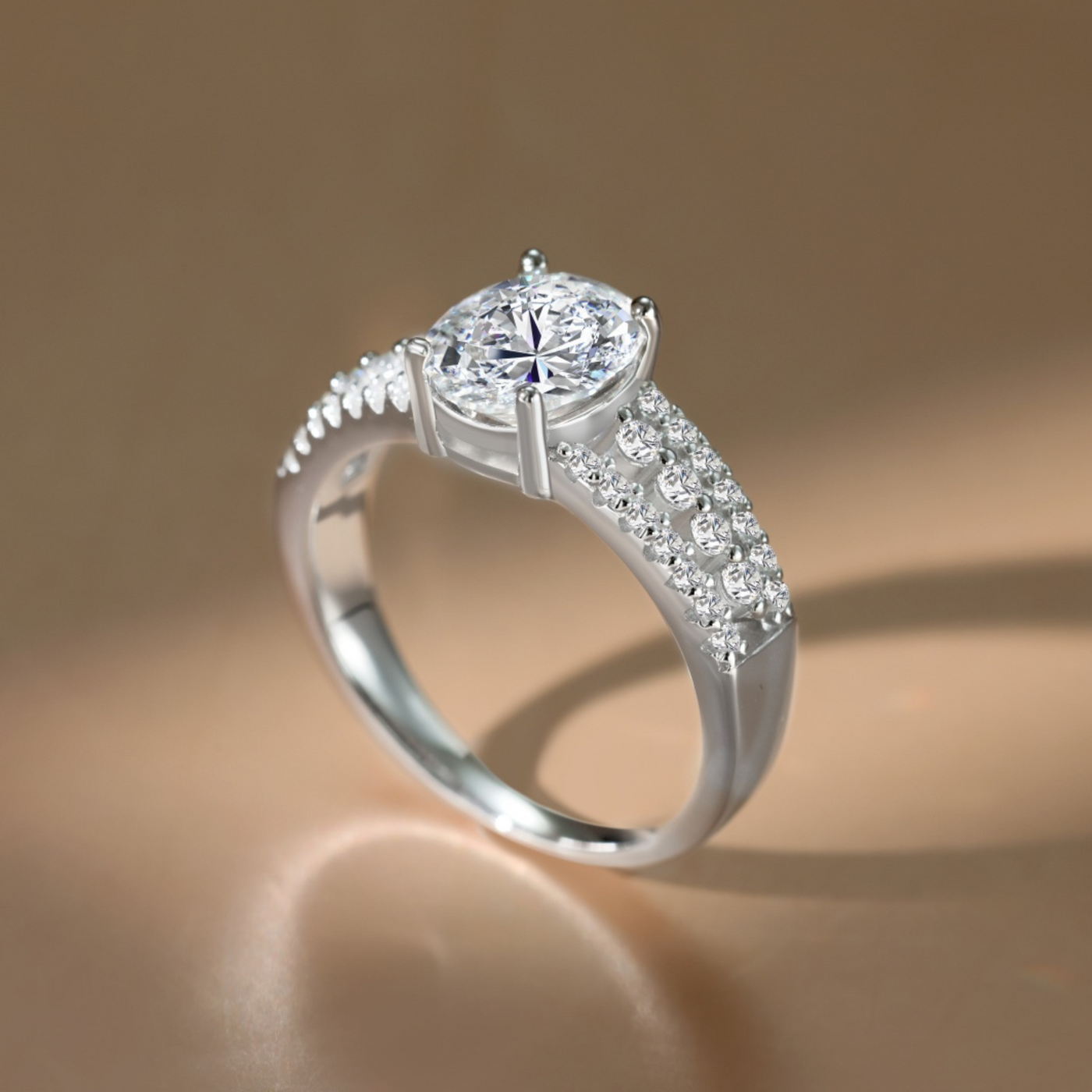 Anillo oval de moissanita con pavé lateral, estilo sofisticado