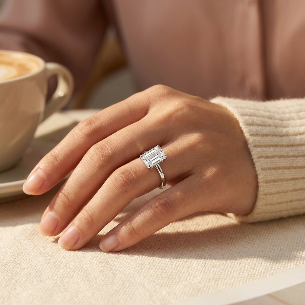 Anillo con moissanita talla esmeralda en mano, referencia de proporción 6x8 mm y elegancia