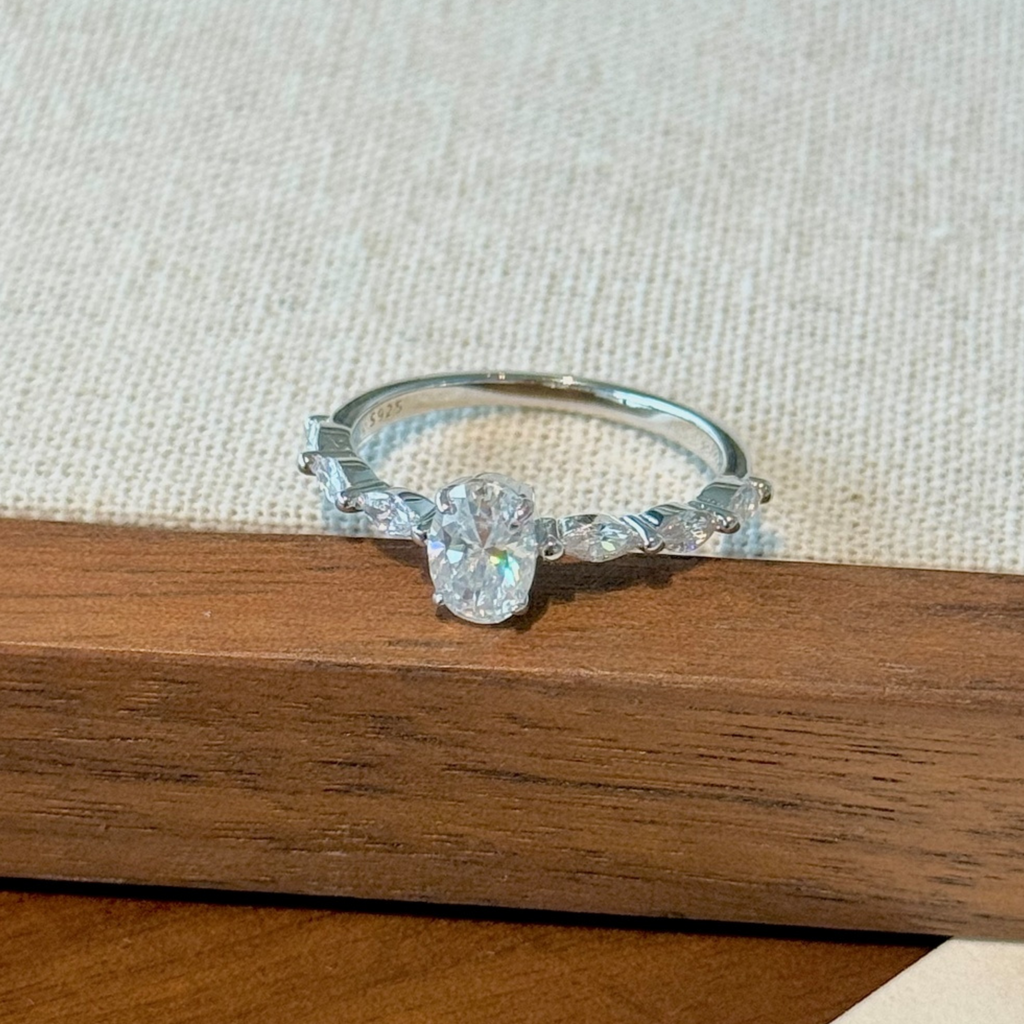 Anillo Victoria Moissanita Oval 0.8CT