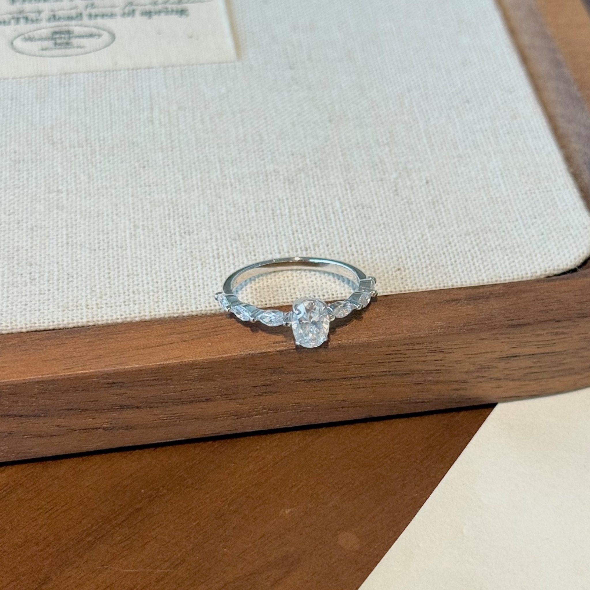 Anillo Victoria Moissanita Oval 0.8CT