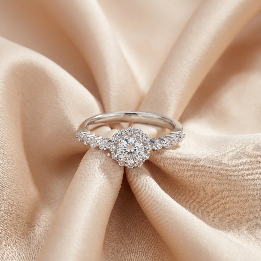 Anillo Helvia de moissanita en ambiente suave, ejemplo de brillo romántico