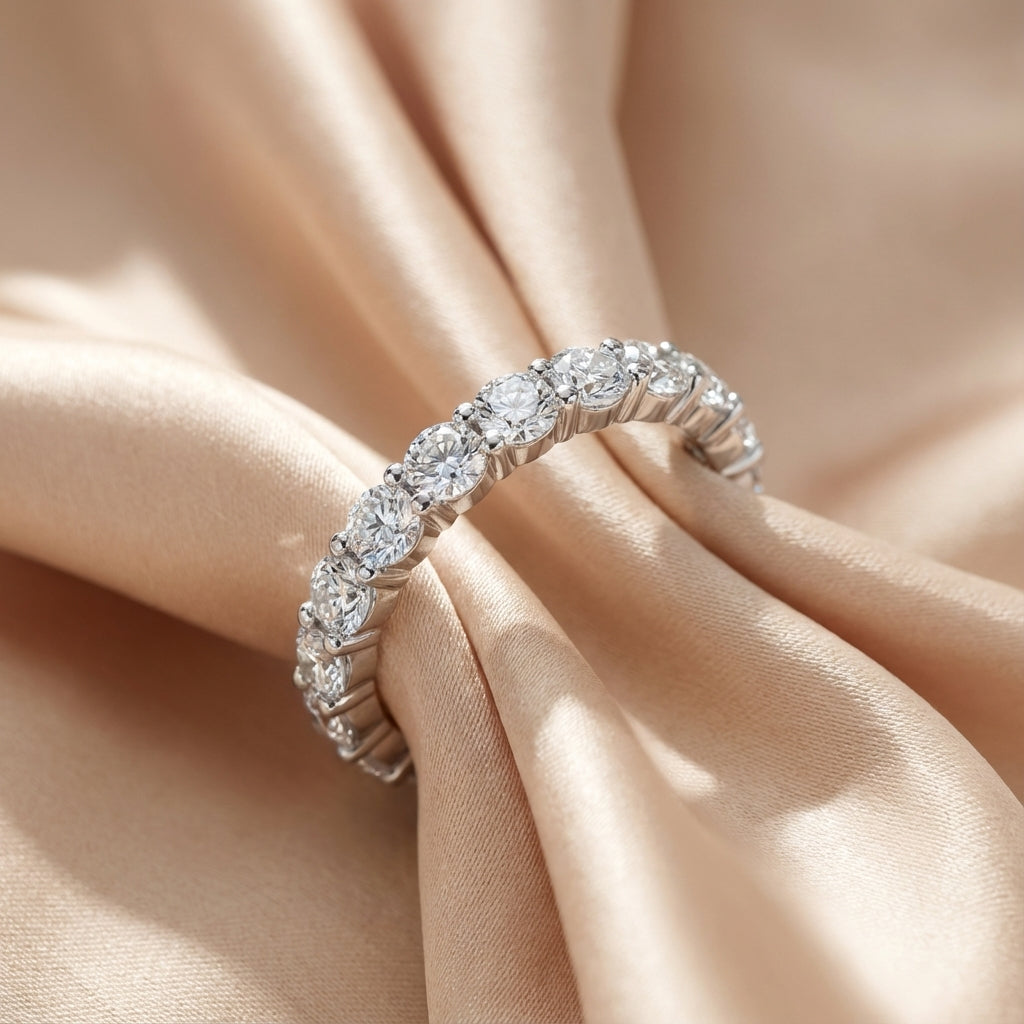 Anillo Vesta tipo eternity con moissanitas redondas en plata 925