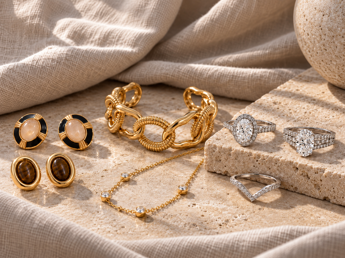 Joyas doradas, perlas y formas marinas de la colección Verano BRIORA