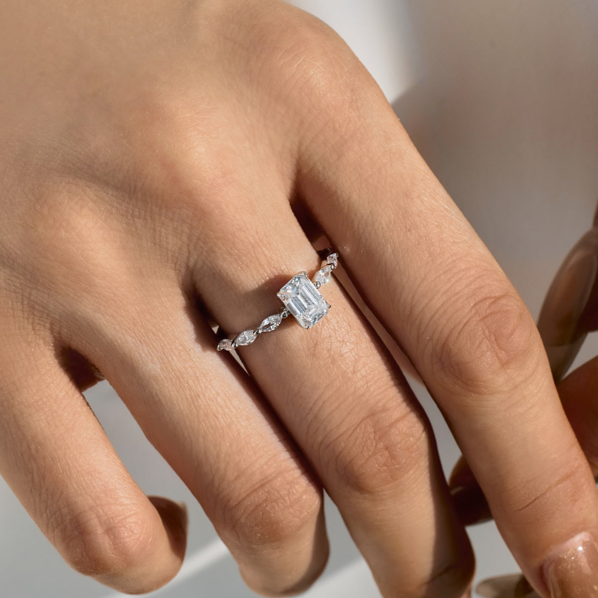 Anillo Moissanita Esmeralda 1.0CT
