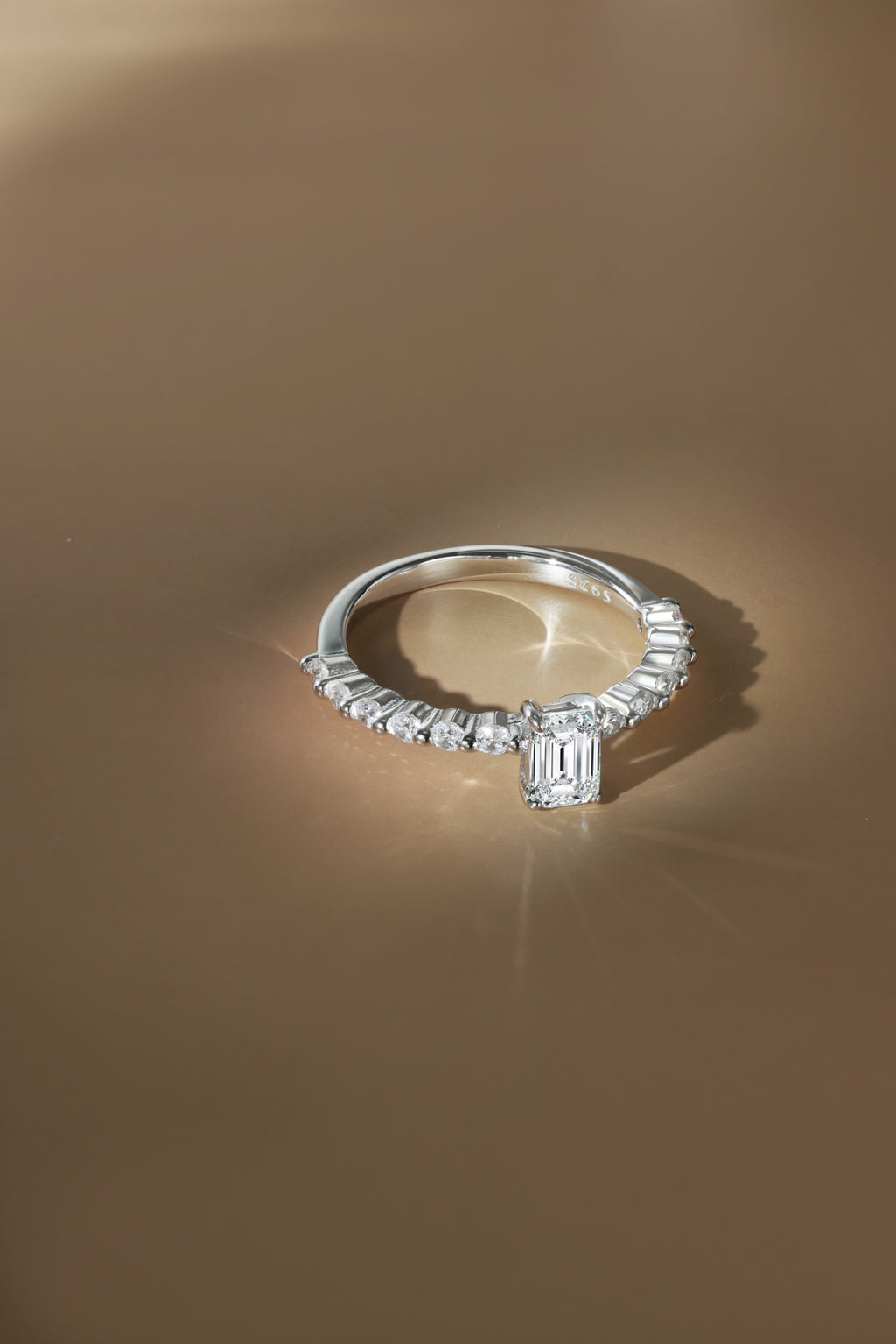 Anillo Moissanita Esmeralda 0.6CT