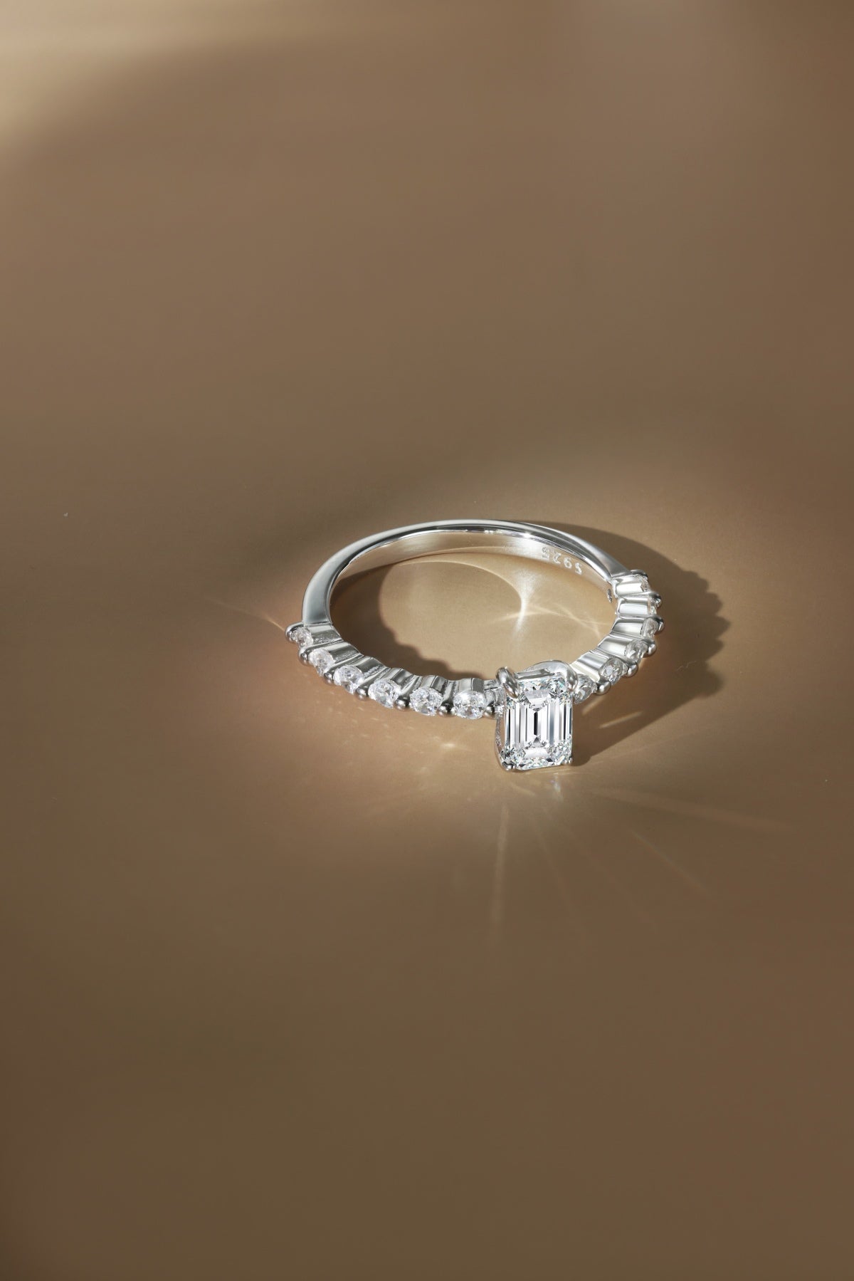 Anillo Moissanita Esmeralda 0.6CT