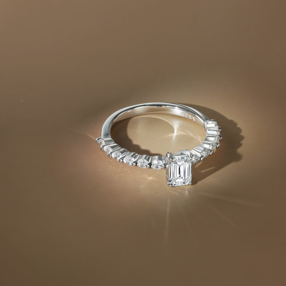 Anillo Moissanita Esmeralda 0.6CT