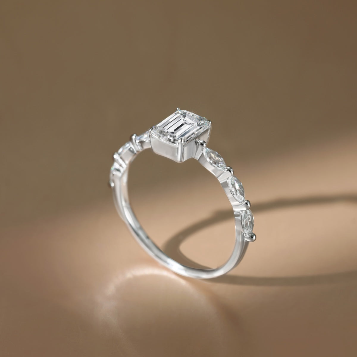 Anillo Moissanita Esmeralda 1.0CT