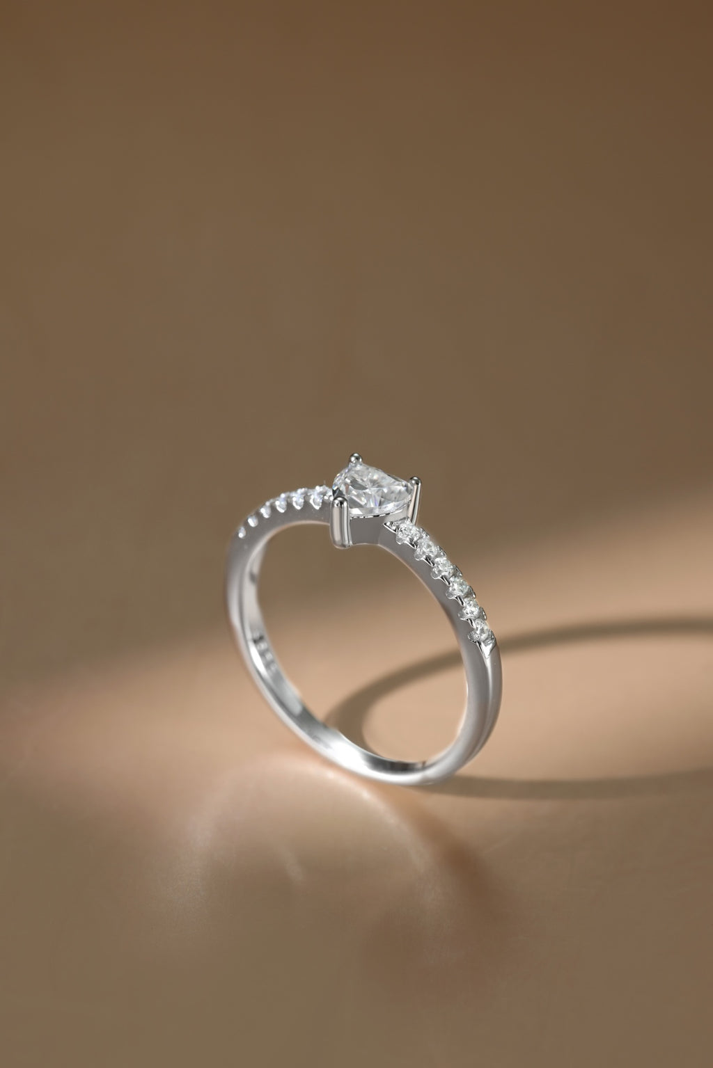 Anillo Moissanita Corazón 2.0CT