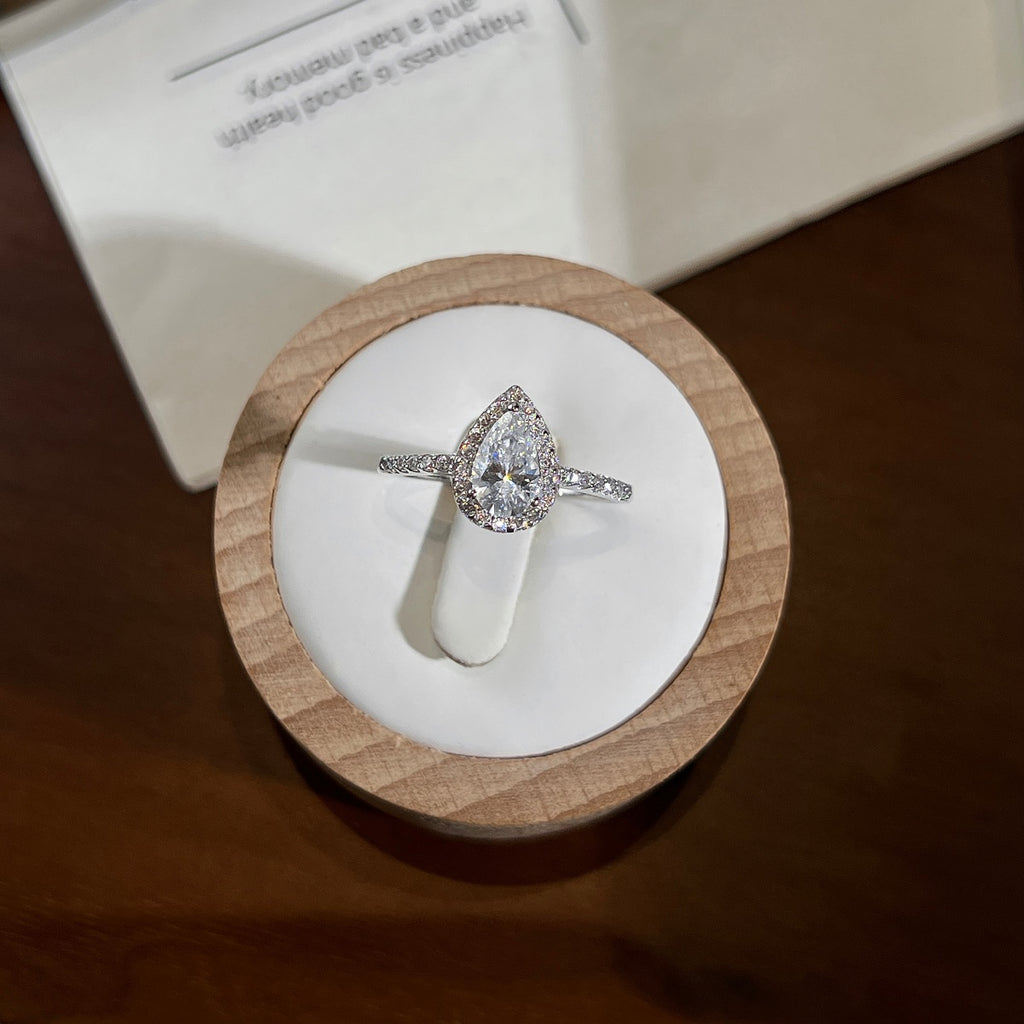 Anillo Moissanita Pera 1.0CT