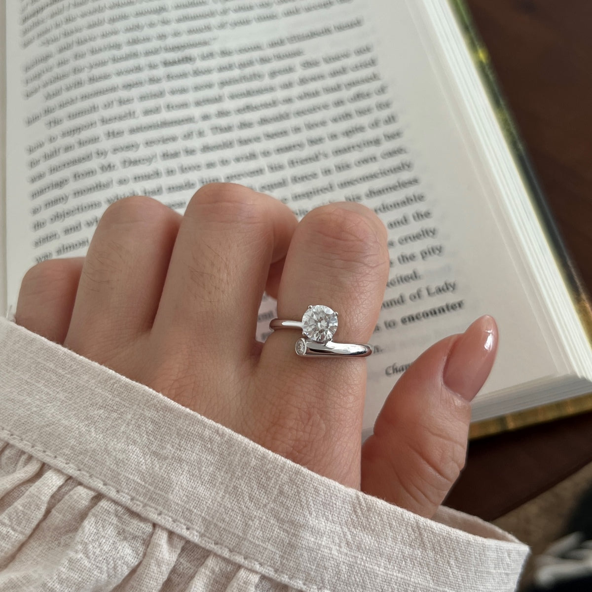 Anillo solitario de moissanitas 1,08 ct dorado