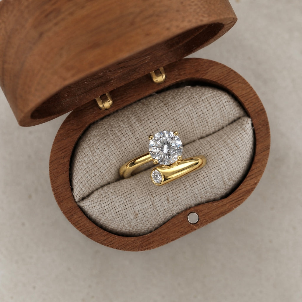 Anillo solitario de moissanitas 1,08 ct dorado
