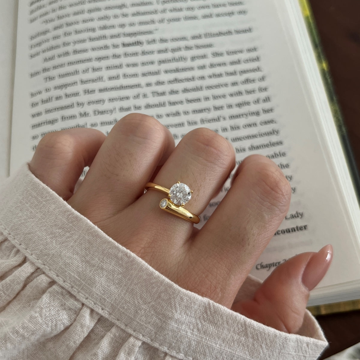 Anillo solitario de moissanitas 1,08 ct dorado