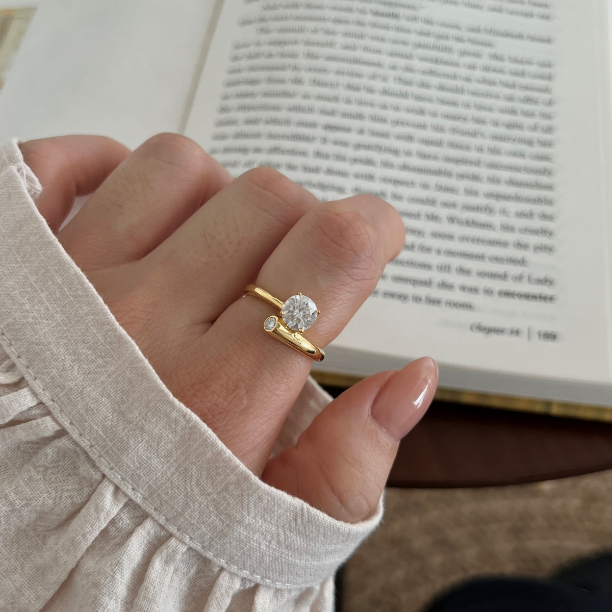 Anillo solitario de moissanitas 1,08 ct dorado