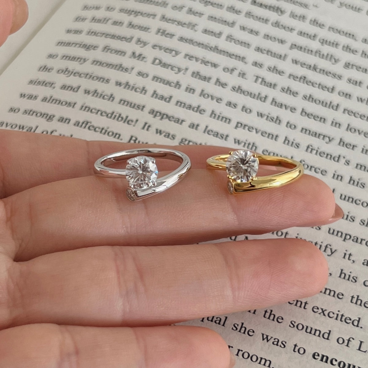 Anillo solitario de moissanitas 1,08 ct dorado