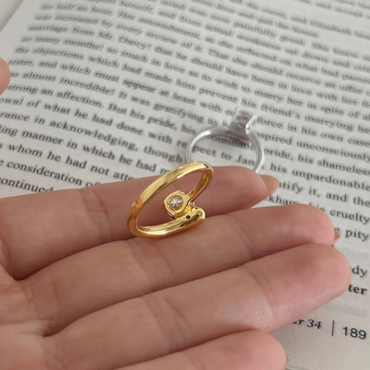 Anillo solitario de moissanitas 1,08 ct dorado