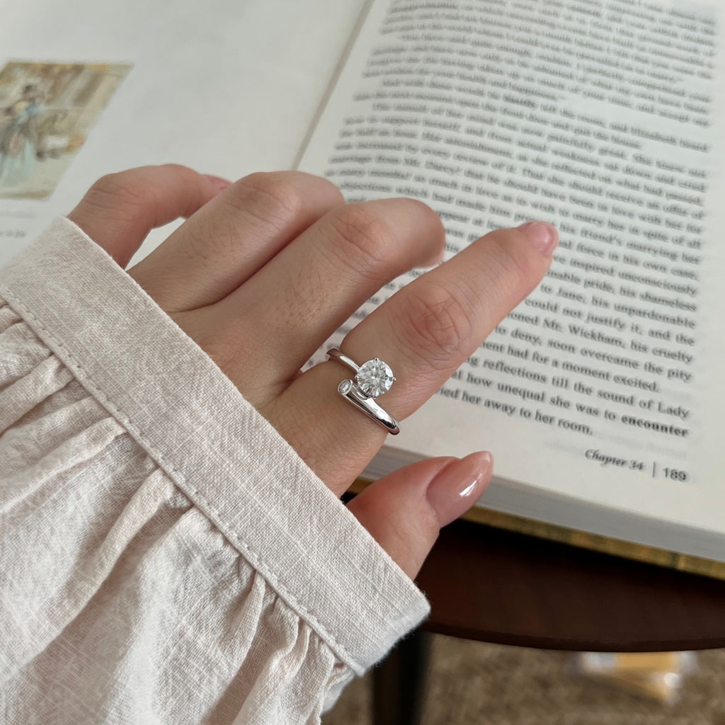 Anillo solitario de moissanitas 1,08 ct dorado