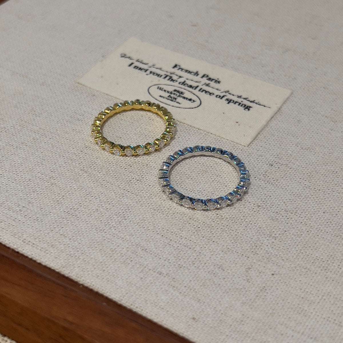 Anillo de eternidad de moissanitas 23 ct dorado