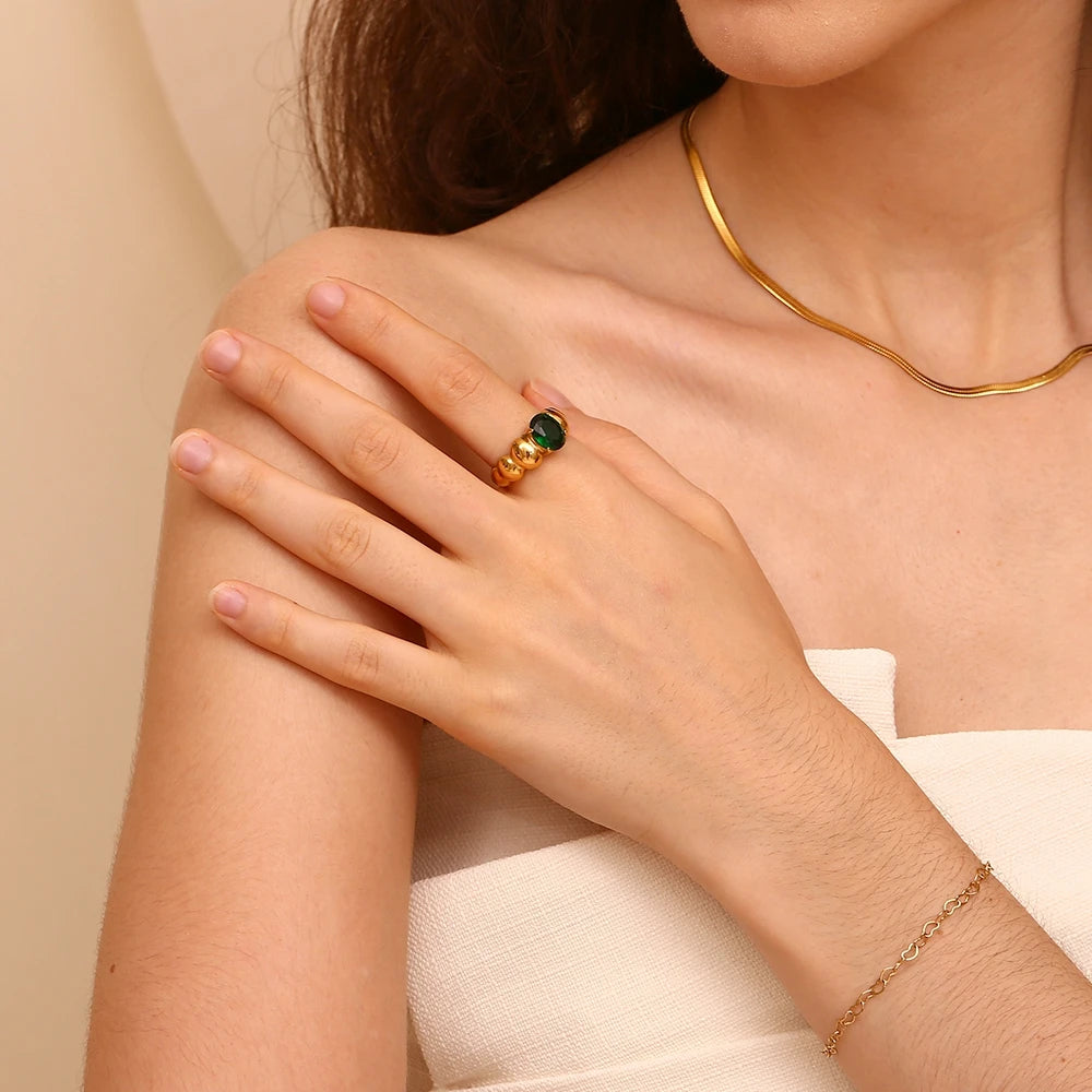 Anillo solitario de piedra verde en acero dorado