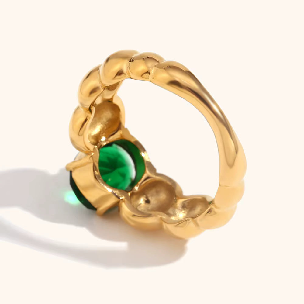 Anillo solitario de piedra verde en acero dorado