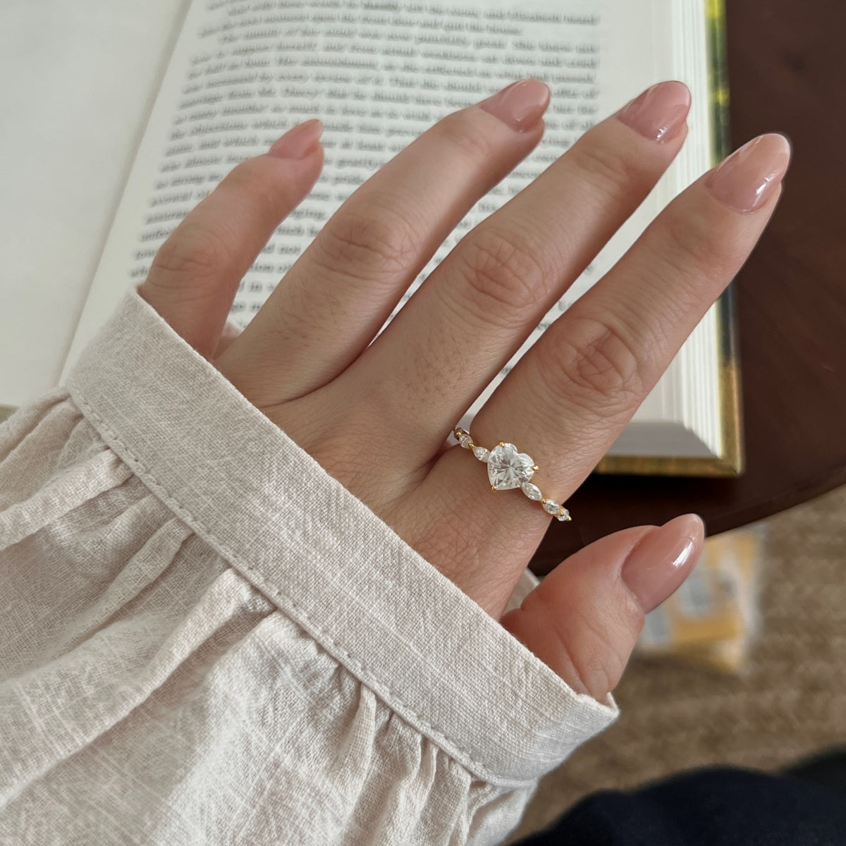 Anillo con corazón de moissanitas 1,8 ct dorado