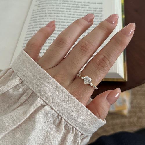 Anillo con corazón de moissanitas 1,8 ct dorado