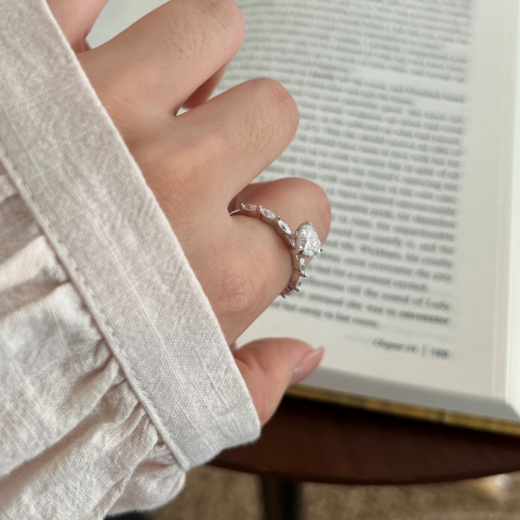 Anillo con corazón de moissanitas 1,8 ct dorado