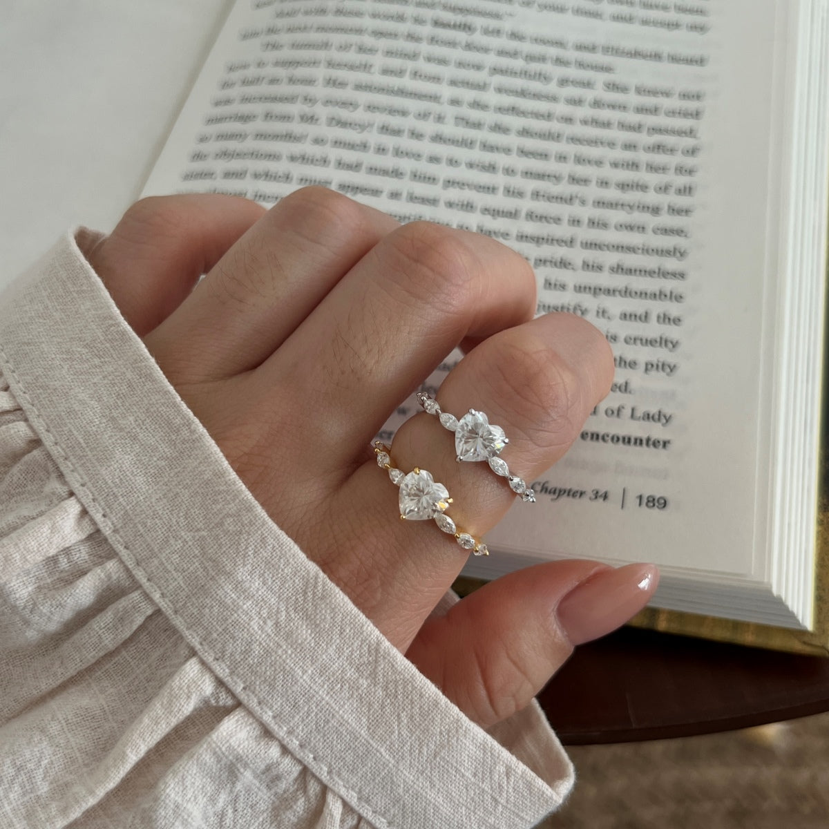 Anillo con corazón de moissanitas 1,8 ct dorado