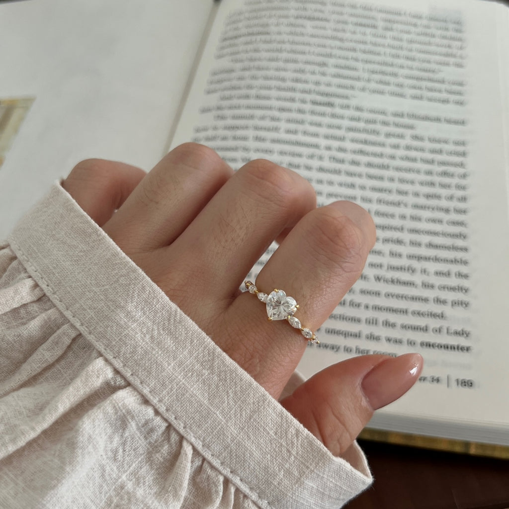 Anillo con corazón de moissanitas 1,8 ct dorado