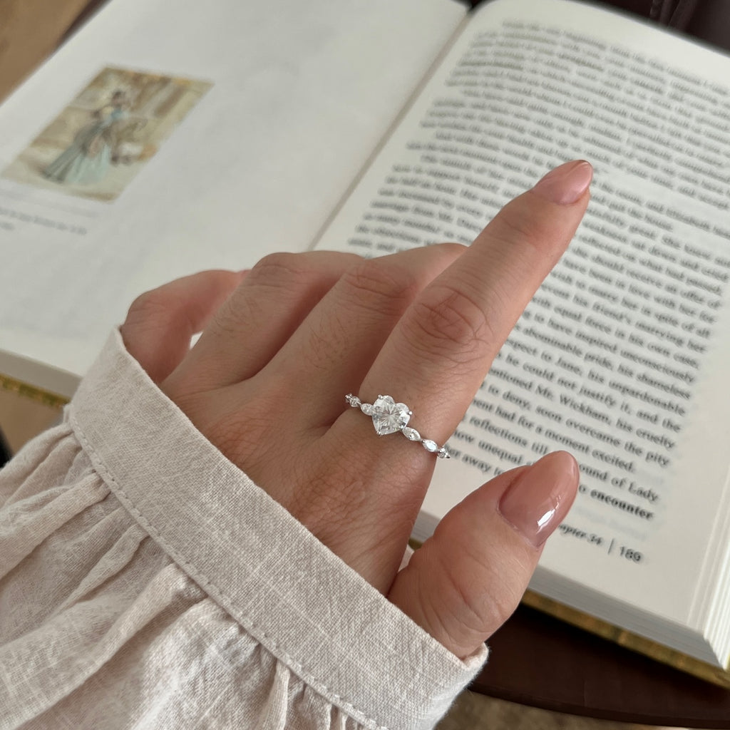 Anillo con corazón de moissanitas 1,8 ct dorado