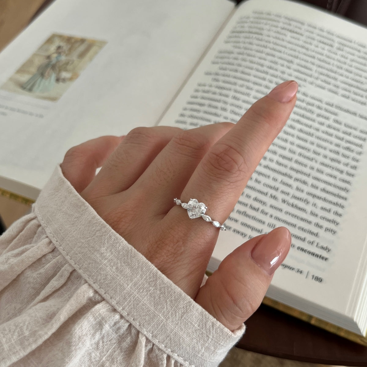 Anillo con corazón de moissanitas 1,8 ct dorado