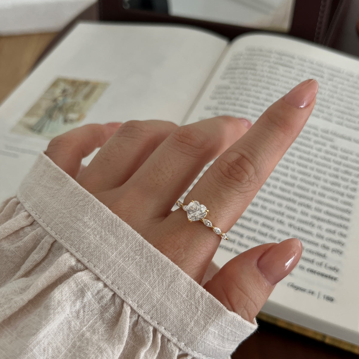Anillo con corazón de moissanitas 1,8 ct dorado