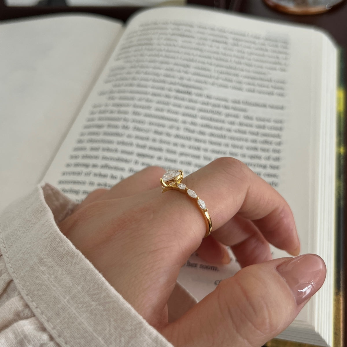 Anillo con corazón de moissanitas 1,8 ct dorado