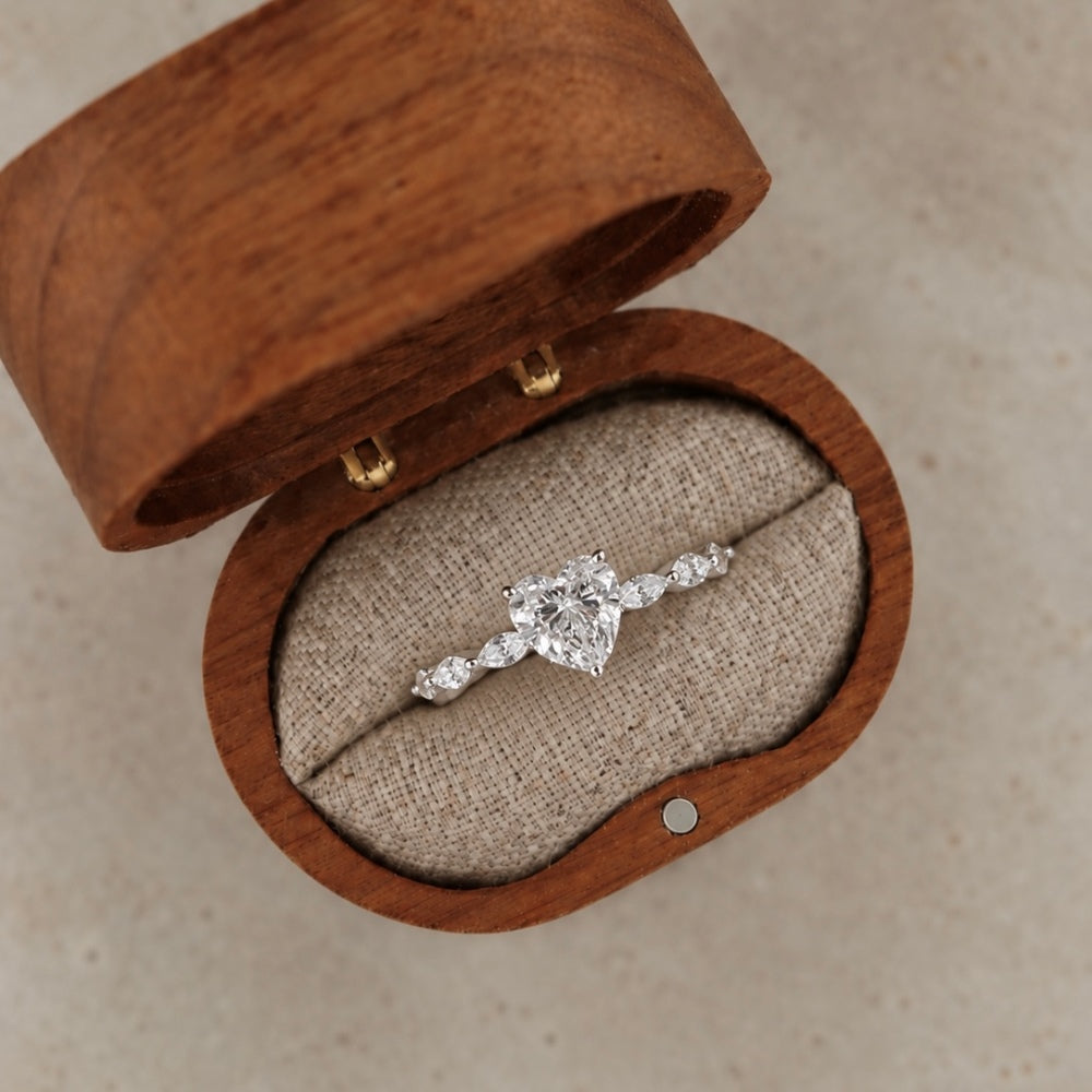 Anillo con corazón de moissanitas 1,8 ct en plata