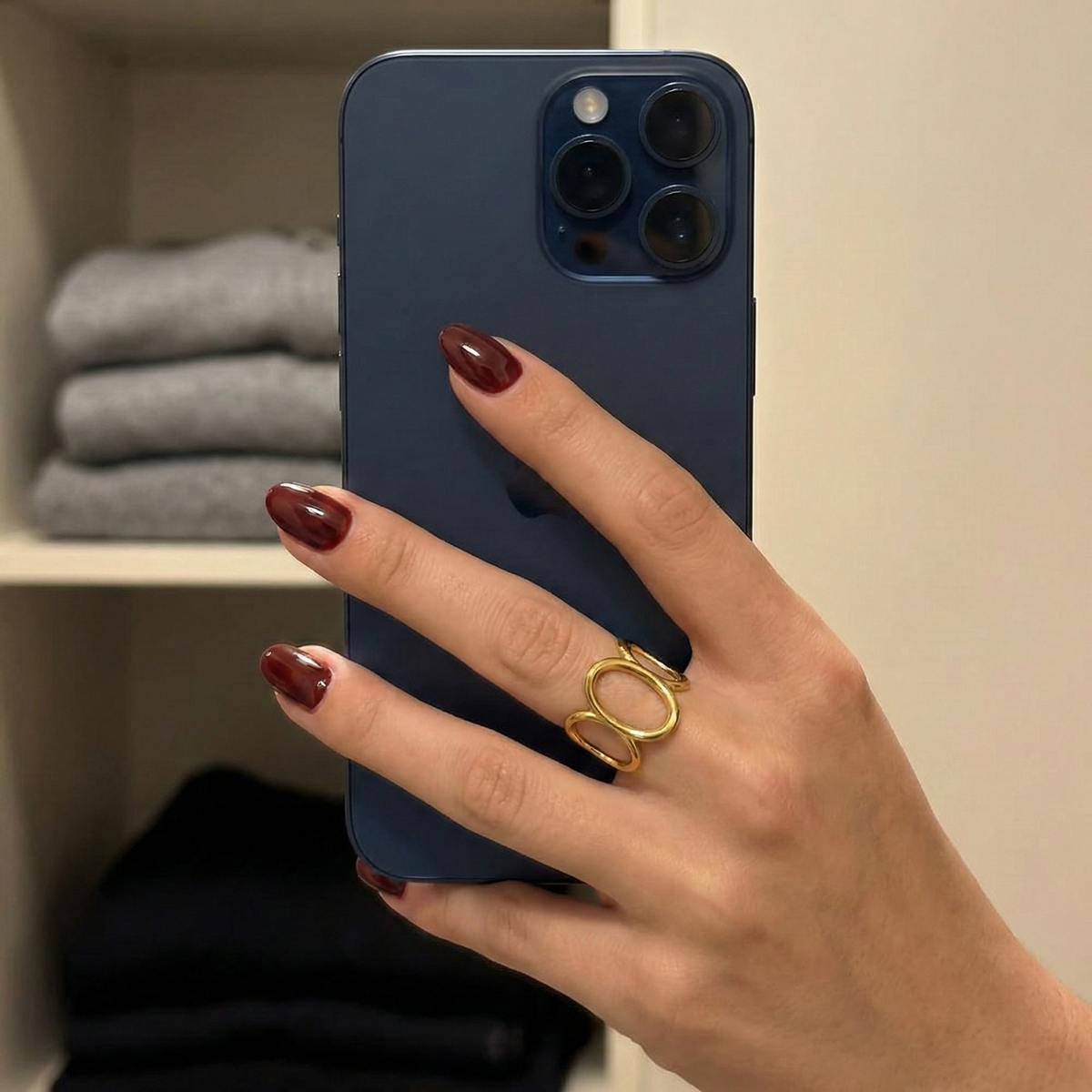 Anillo abierto de tres óvalos en acero dorado