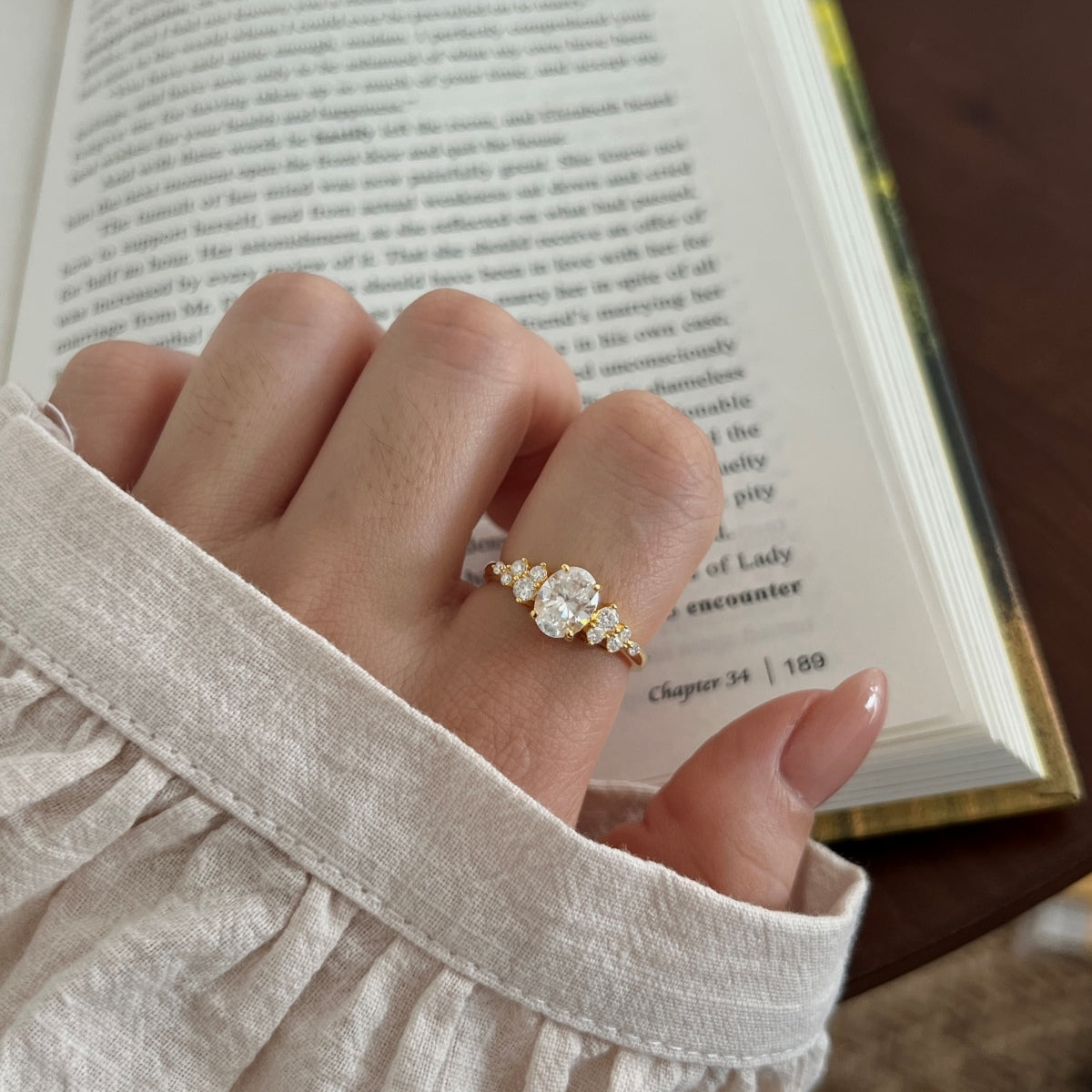 Anillo de tres piedras de moissanitas 1,78 ct dorado