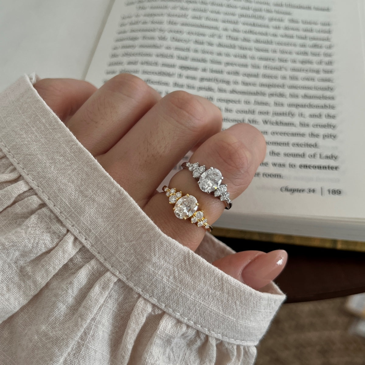 Anillo de tres piedras de moissanitas 1,78 ct dorado