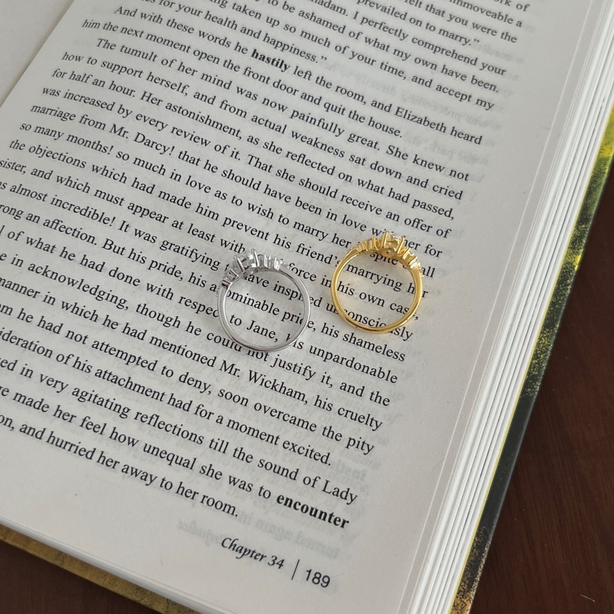 Anillo de tres piedras de moissanitas 1,78 ct dorado
