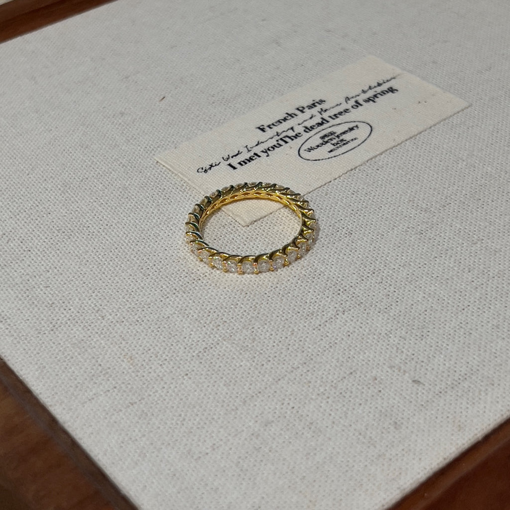 Anillo de eternidad de moissanitas 27 ct dorado