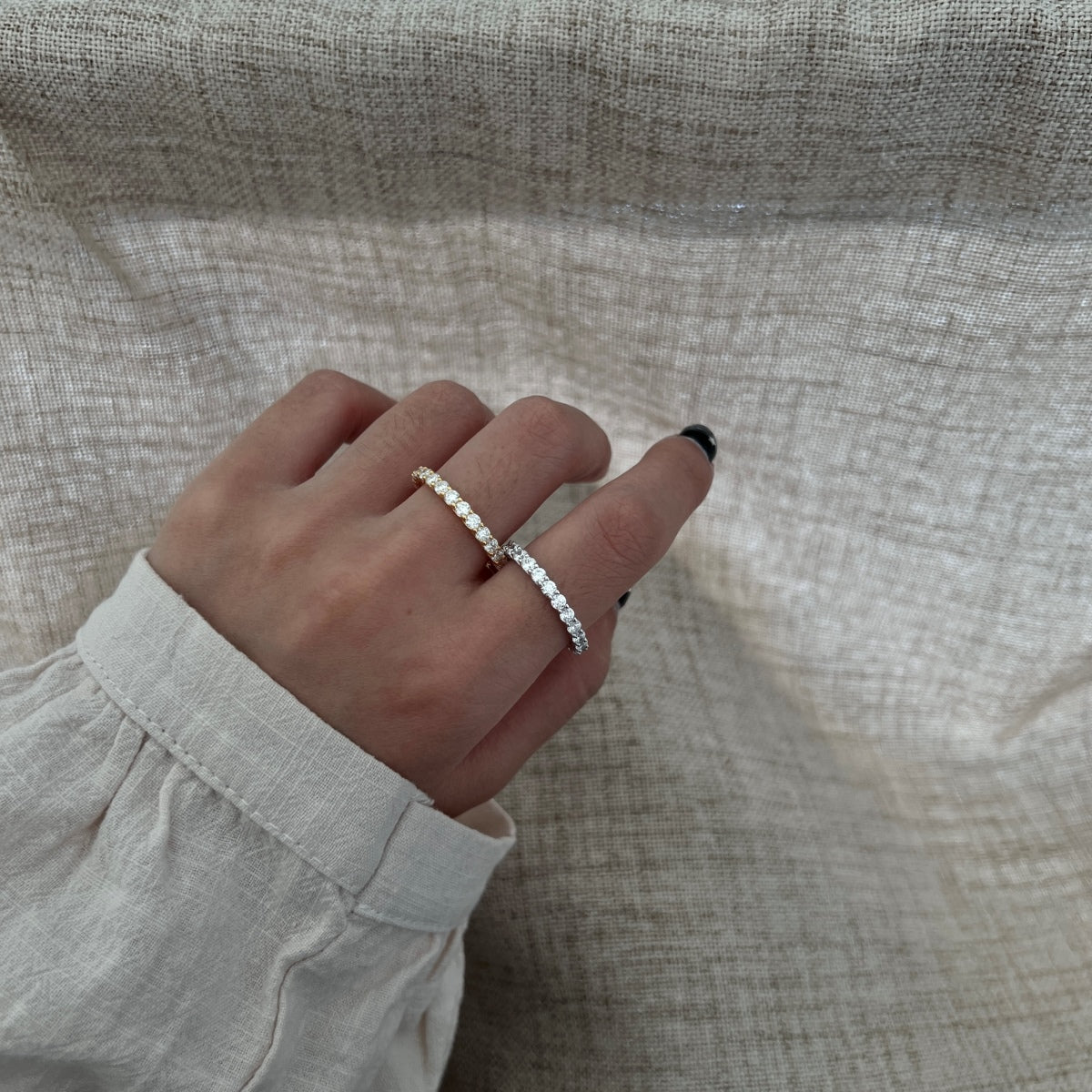 Anillo de eternidad de moissanitas 27 ct dorado