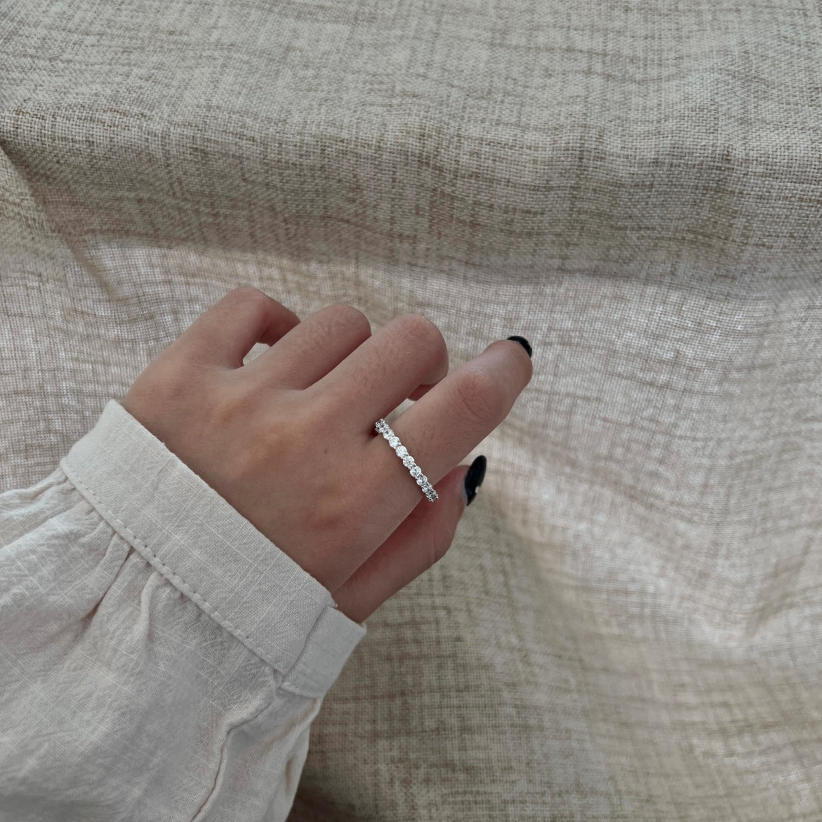 Anillo de eternidad de moissanitas 27 ct dorado