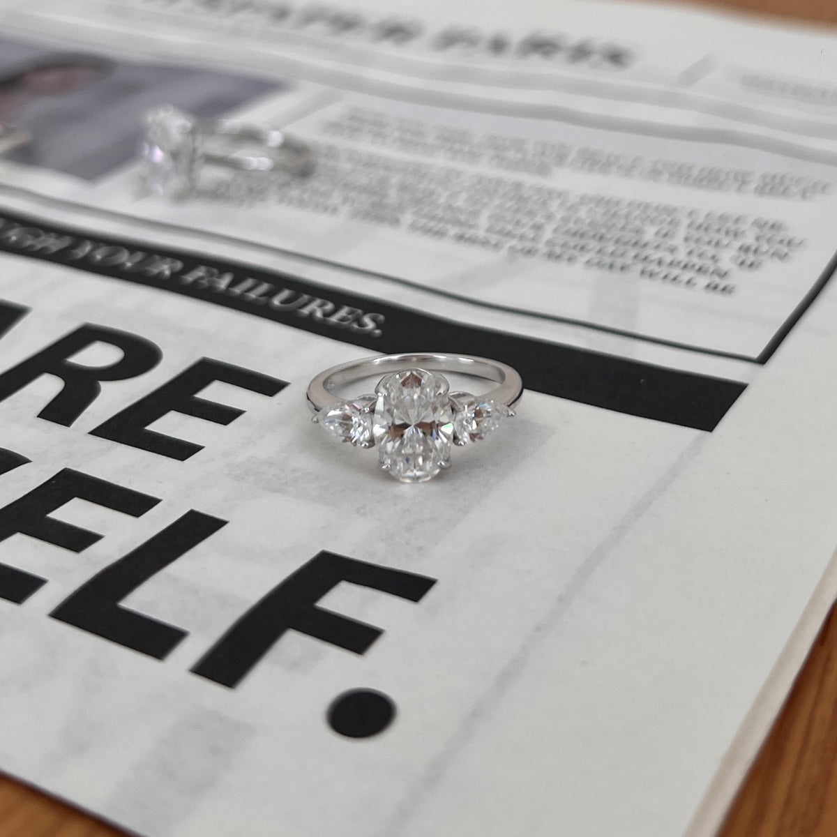 Anillo de tres piedras de moissanitas en plata