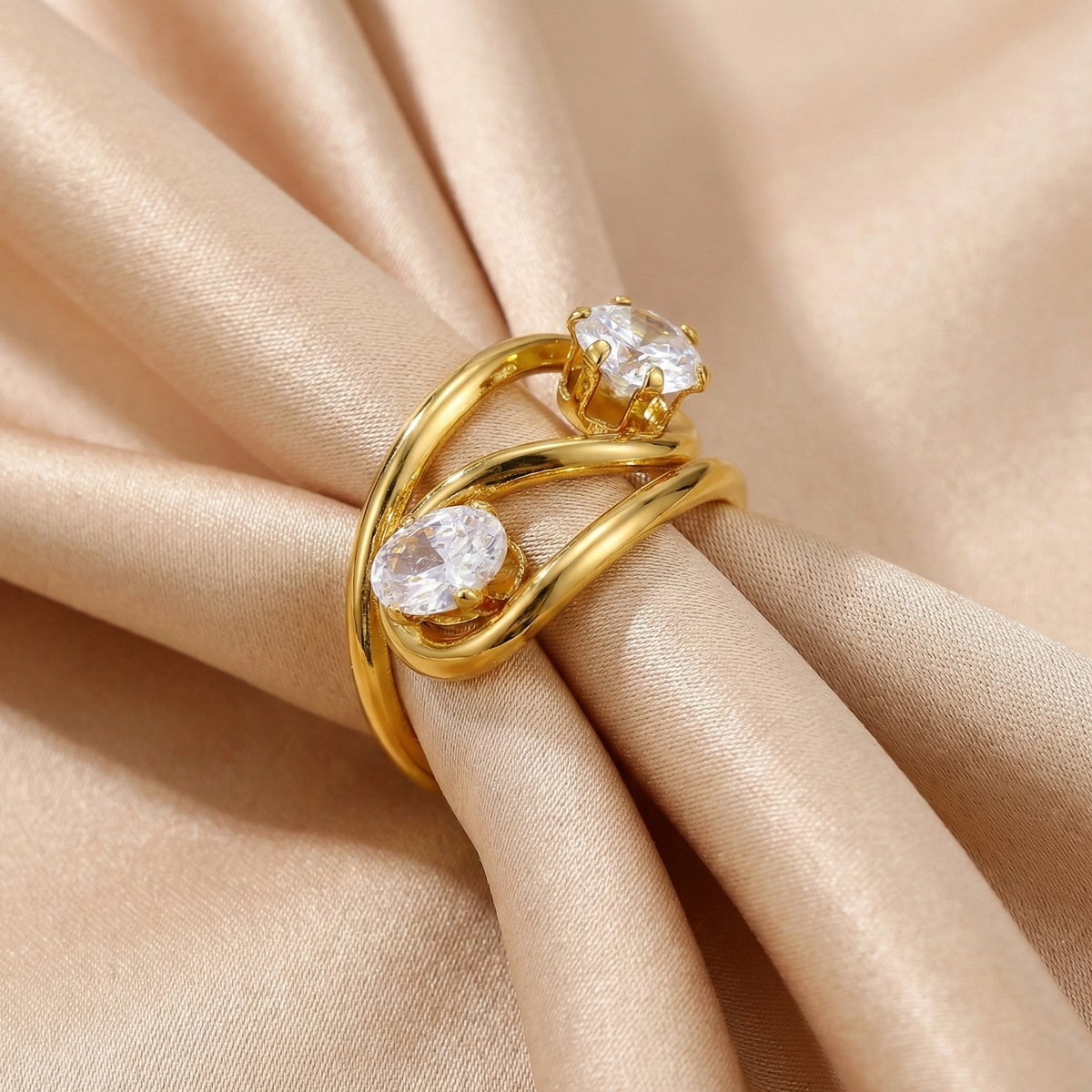 Anillo abierto de circonitas en acero dorado