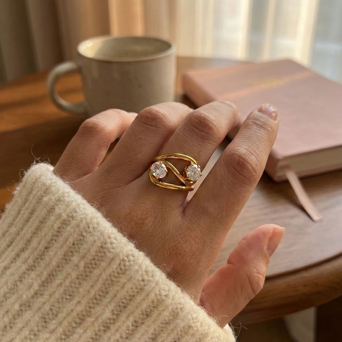 Anillo abierto de circonitas en acero dorado