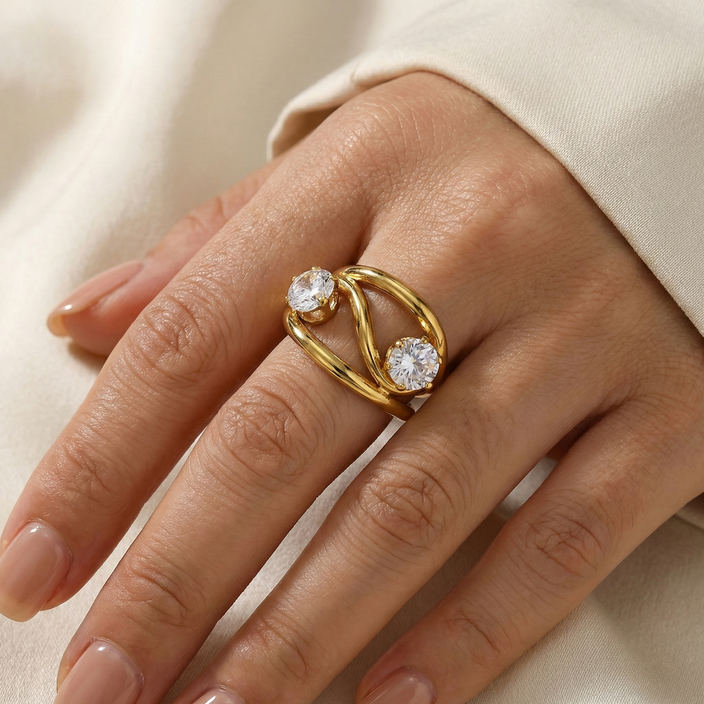 Anillo abierto de circonitas en acero dorado