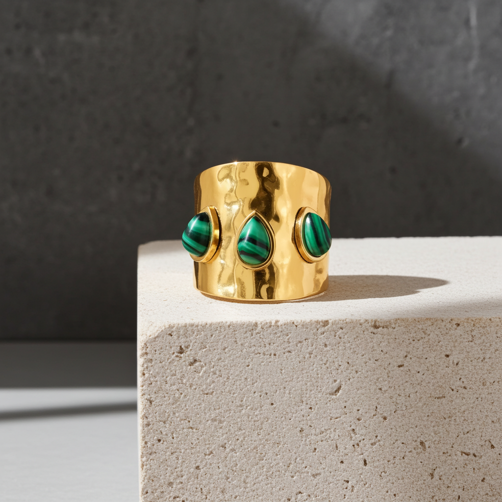 Anillo de banda de piedras verdes en acero dorado